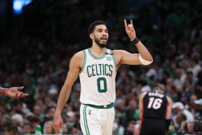 爱游戏手机游戏包含塔图姆在拜仁比赛中刷新纪录，重要助攻引发热议！的词条