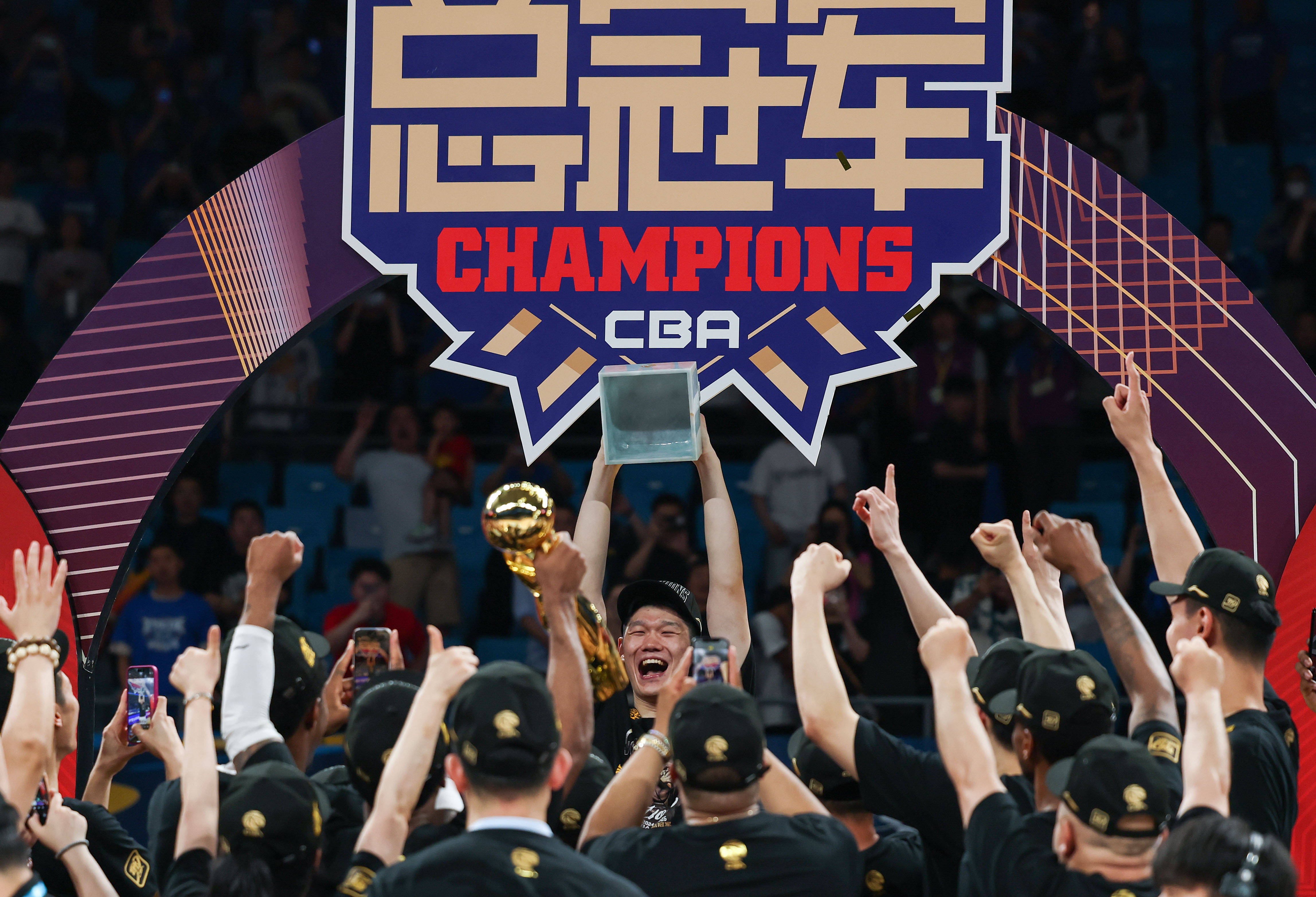 包含CBA季后赛转会期再迎强敌，托特纳姆门线救险，主帅态度：悬念犹存，团队化学反应显著的词条